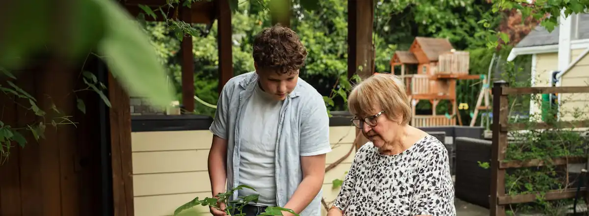 Un parent et un adolescent jardinent ensemble