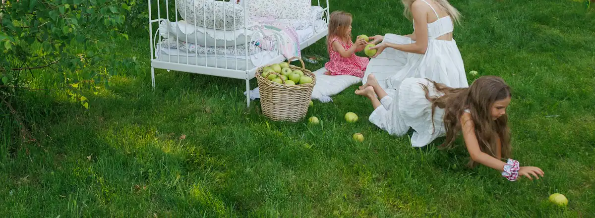 Une mère et son enfant sur la pelouse