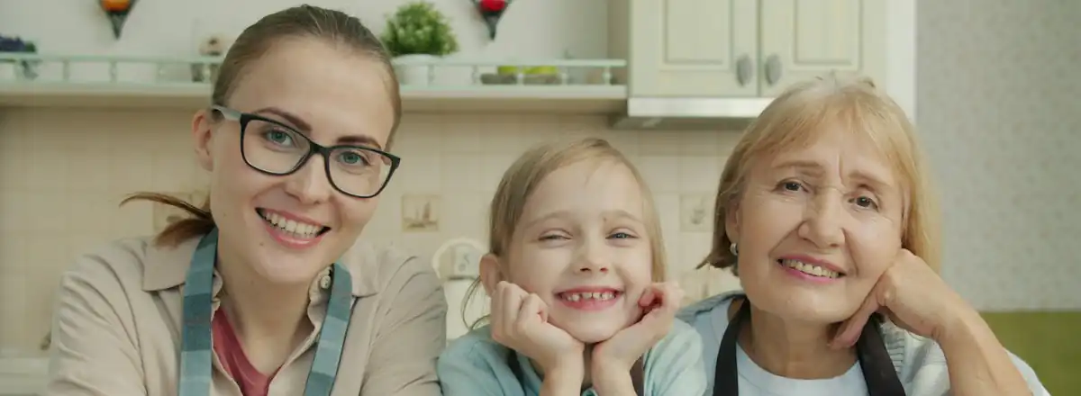 Une grand-mère et ses petits-enfants dans la cuisine