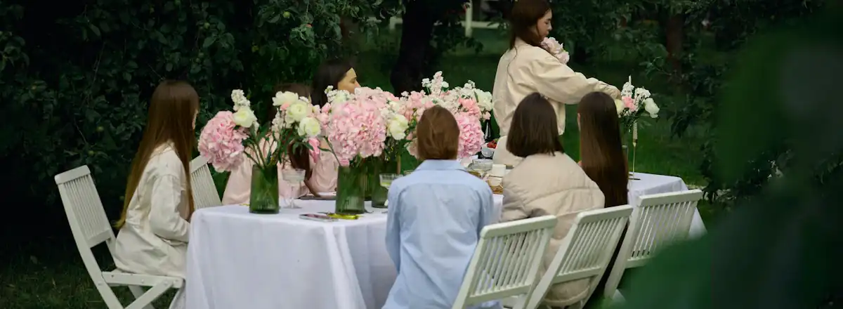 Un dîner en famille dans le jardin