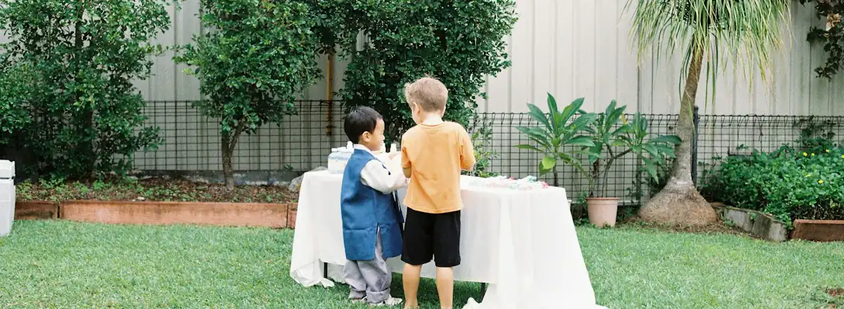 Des enfants à table dans le jardin